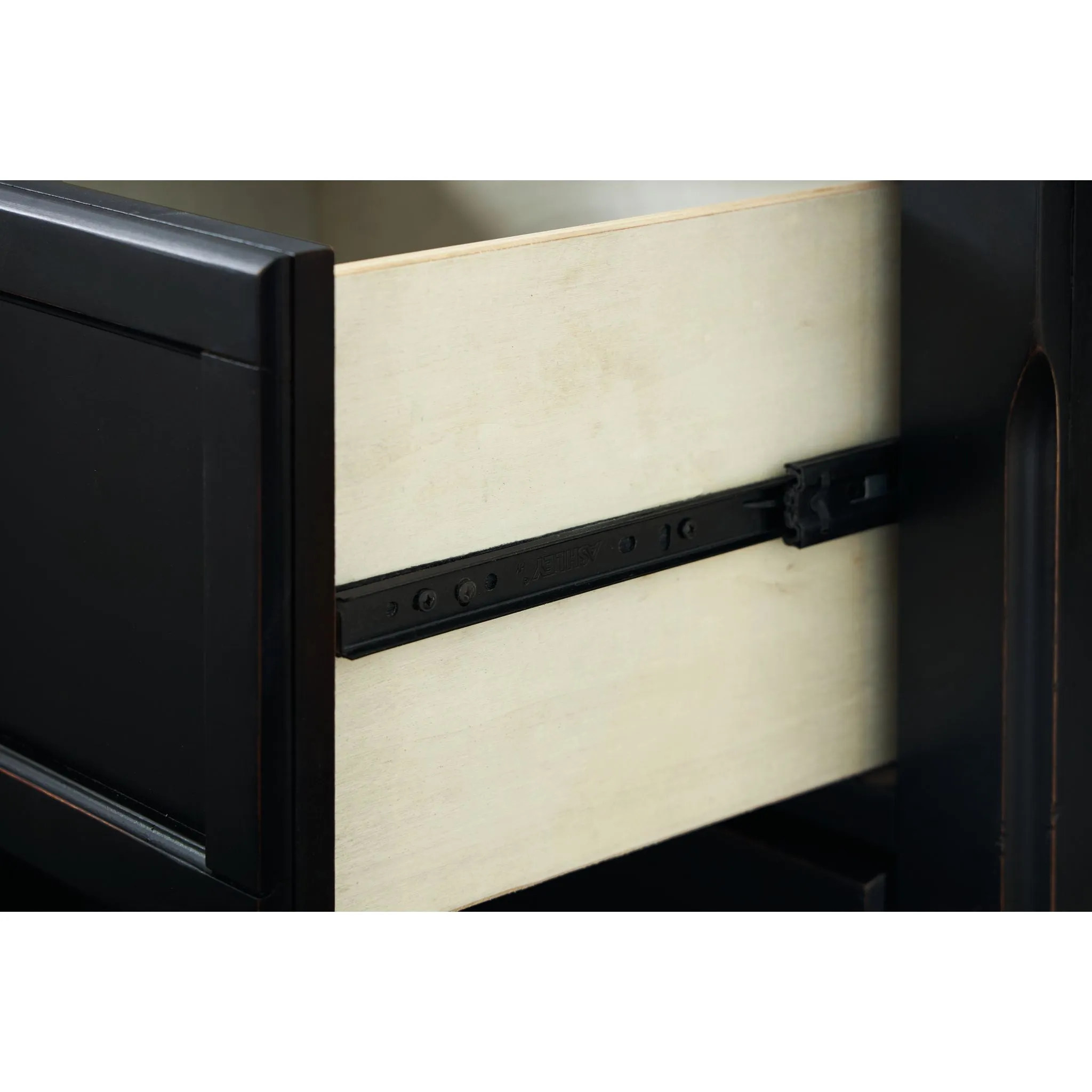 Chylanta Dresser