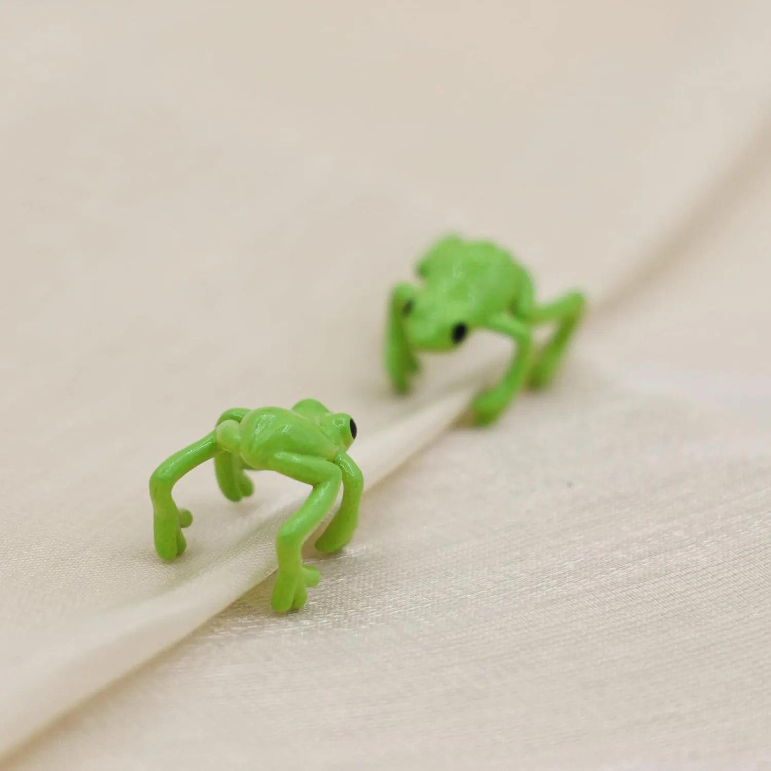 Frog Earrings for Women Trendy Green Frog Ear Cuffs Non Pierced 3D Animal Earrings Cool Fun Frogs Jewelry Gifts