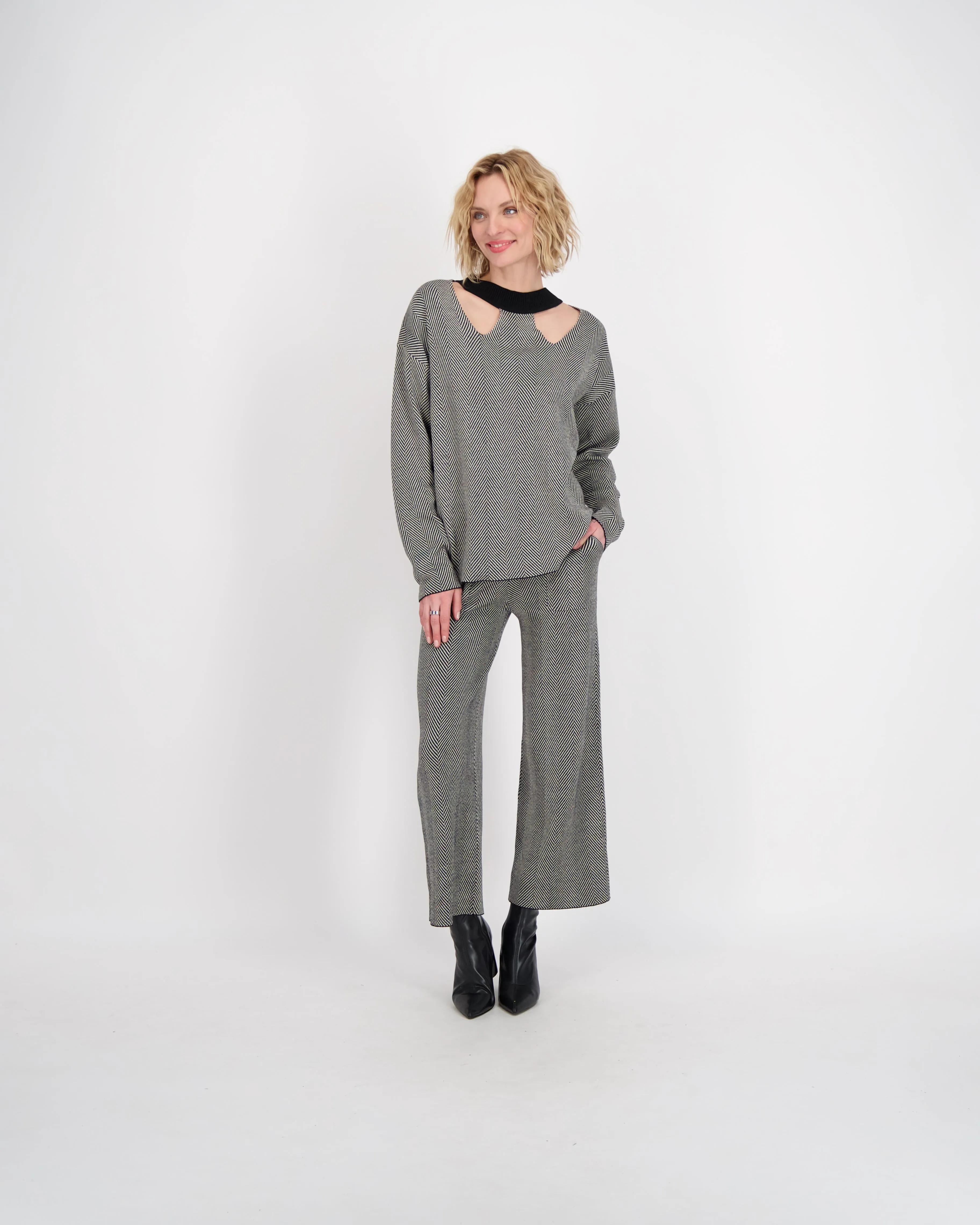 Wide Leg Herringbone Knit Pant